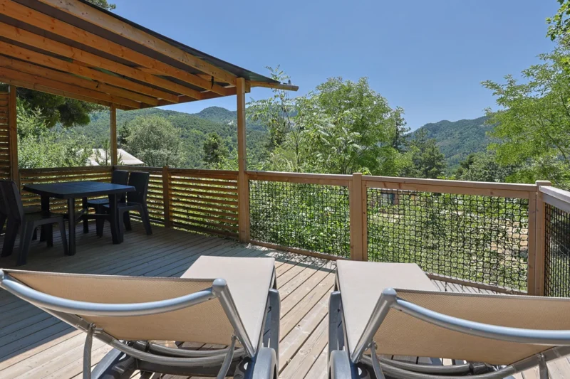 Overdekt terras met uitzicht op de bergen bij RCN les Collines de Castellane