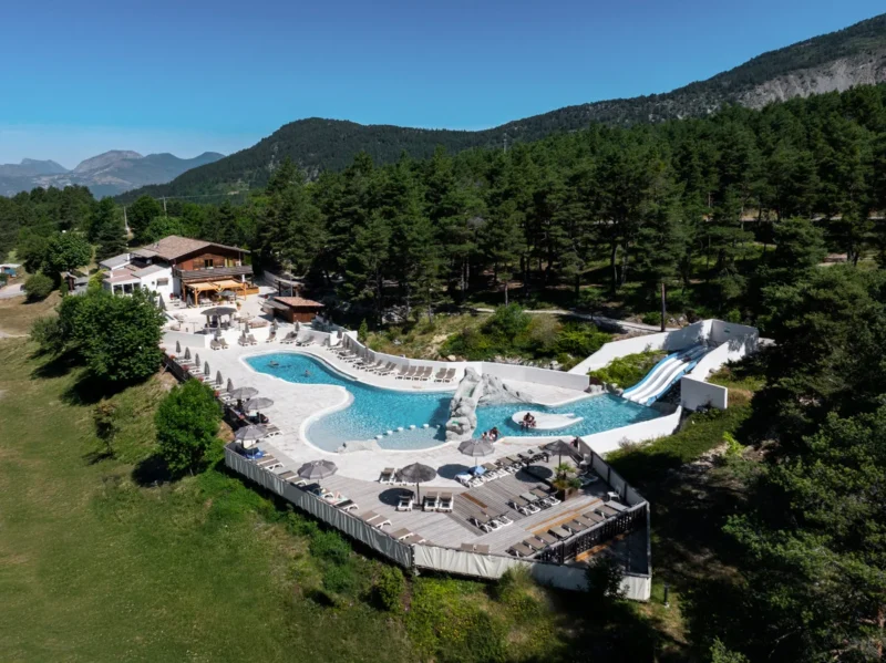 Zwembad en glijbanen tussen de bergen bij RCN les Collines de Castellane
