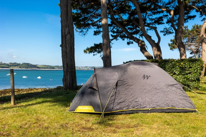 Tent op een kampeerplaats met zeezicht bij RCN Port l'Epine