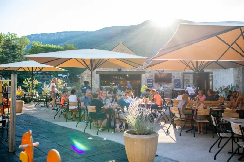 Bistroterras op de camping bij RCN Val de Cantobre