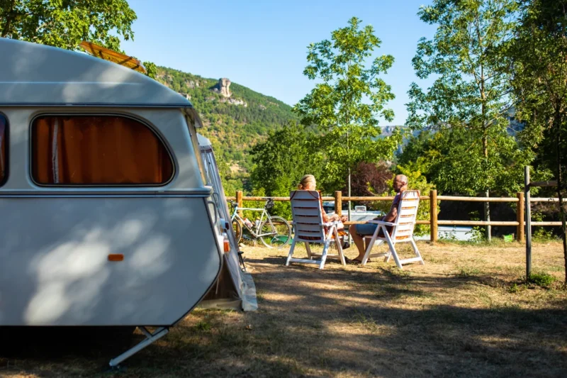Caravan op een groene kampeerplaats bij RCN Val de Cantobre