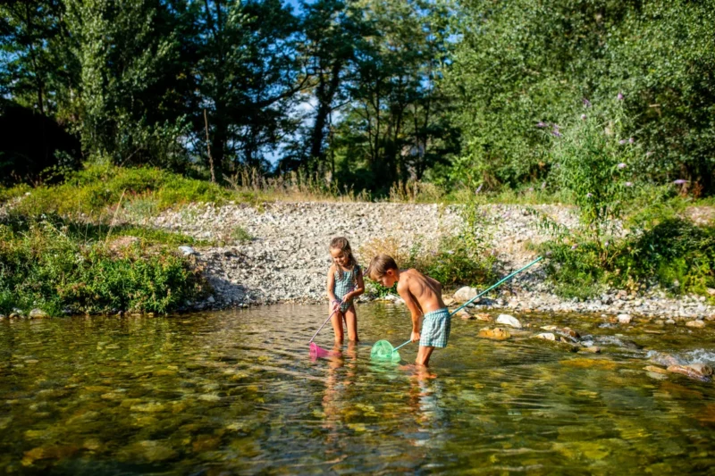 Spelen in de rivier bij de camping bij RCN Val de Cantobre