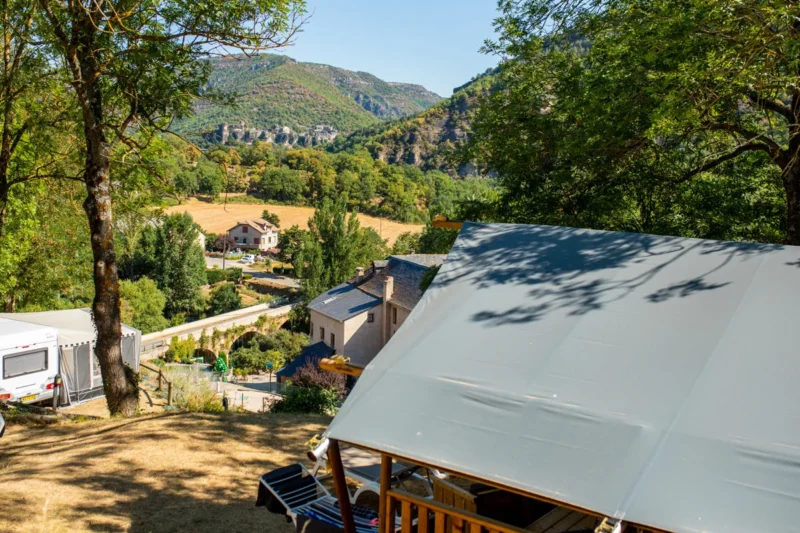 Terras van een ingerichte tent bij RCN Val de Cantobre