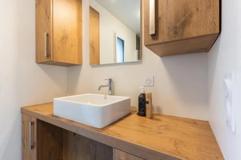 Badkamer met wastafel bij Résidence Méri-Bellecombe
