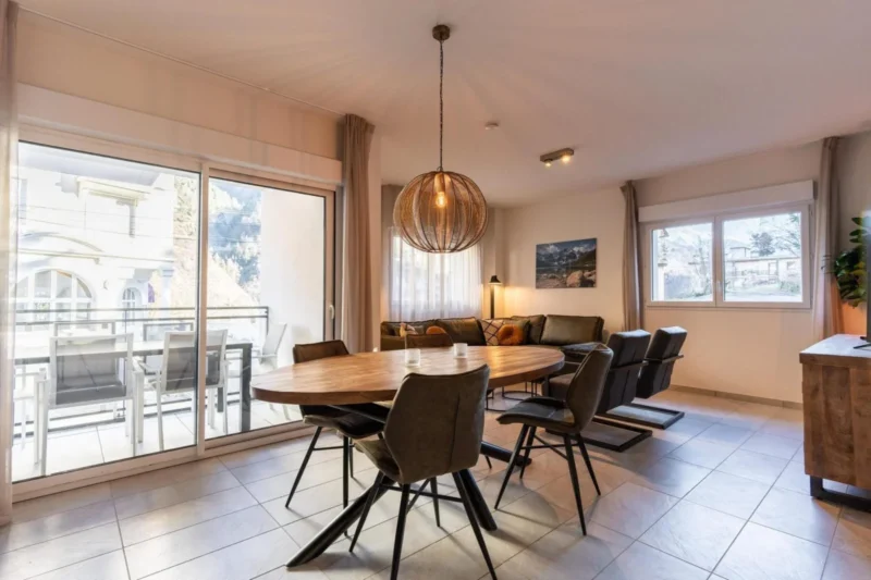 Lichte eethoek met balkon bij Résidence Méri-Bellecombe