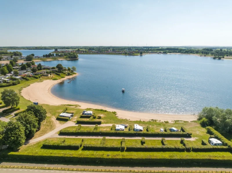Kampeerplaatsen aan het water bij Rhederlaagse Meren