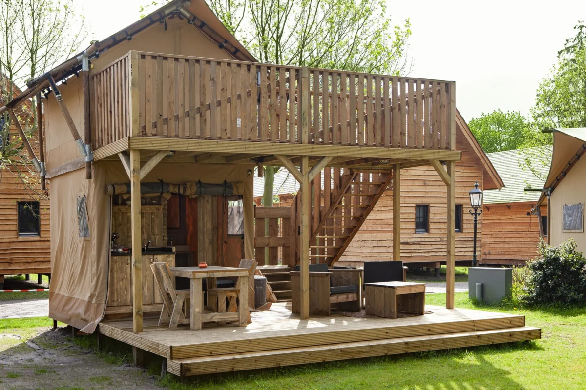 Bos Lodge Junior met een terras op hoogte en trap bij Sandberghe