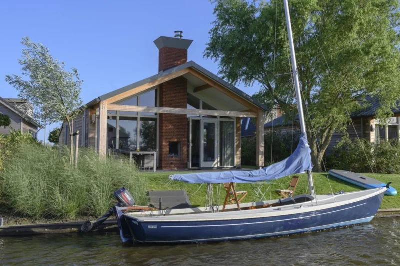 Eneva vakantiehuis met boot aan de steiger