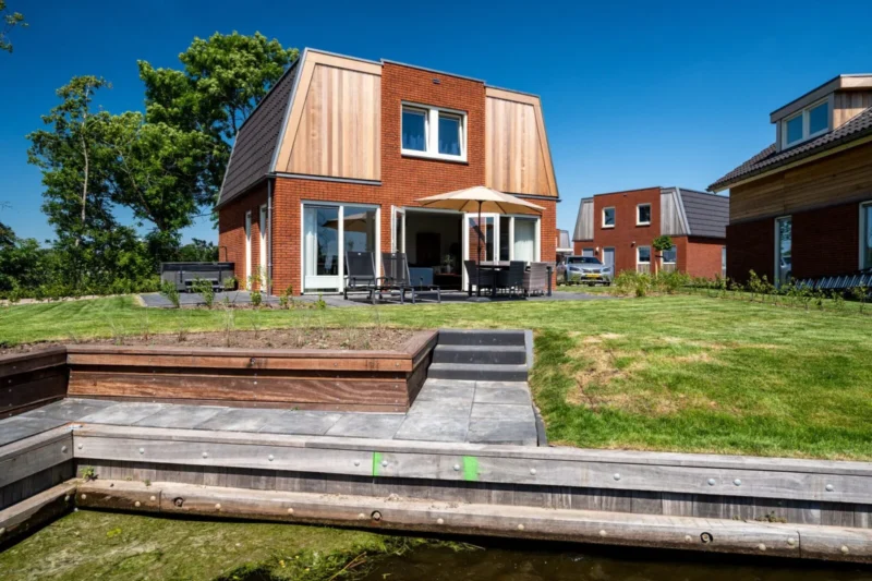Sneekermeer 6 Wellness met buitenspa aan het water