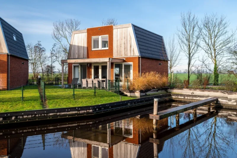 Sneekermeer vakantiehuis met steiger en tuin