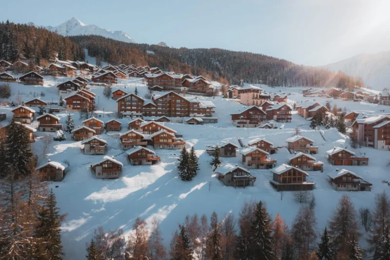 Chalets in het besneeuwde bergdorp Vallandry bij Villa Parcs Vallandry