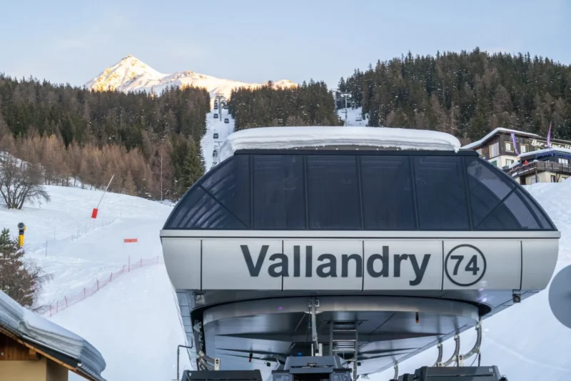 Skilift Vallandry in de sneeuw bij Villa Parcs Vallandry