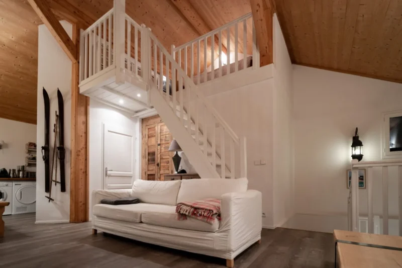 Zithoek en houten trap in een chalet bij Villa Parcs Vallandry