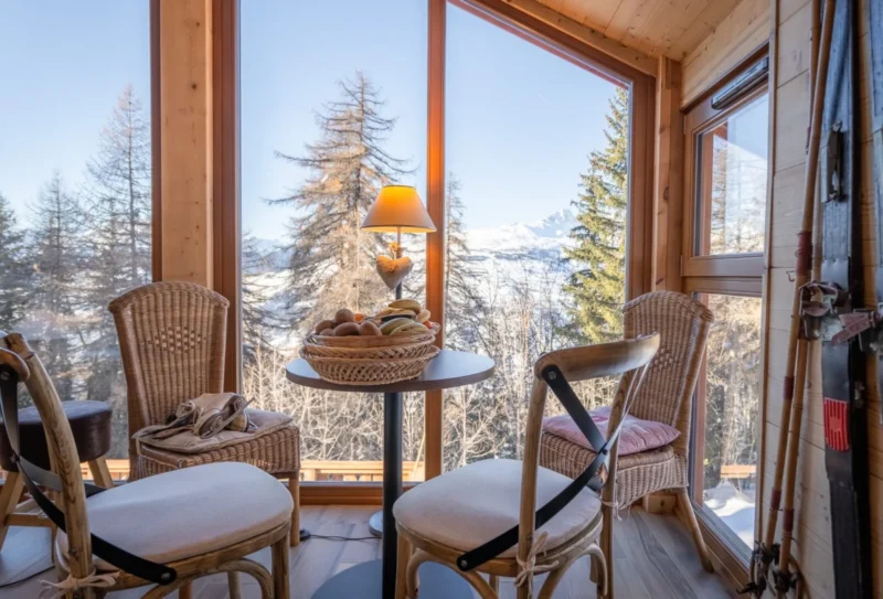 Zitplek bij het raam met uitzicht op de bergen bij Villa Parcs Vallandry