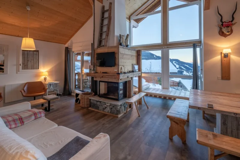 Woonkamer met open haard in een chalet bij Villa Parcs Vallandry