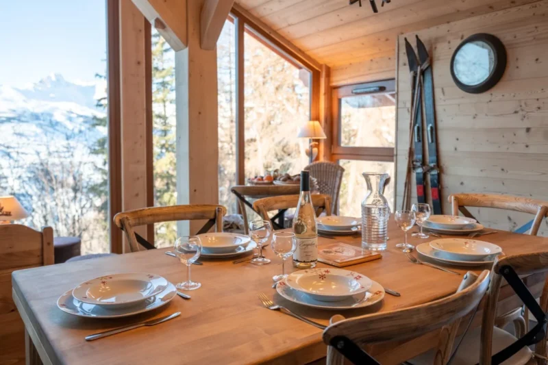 Eettafel bij het raam in een chalet bij Villa Parcs Vallandry