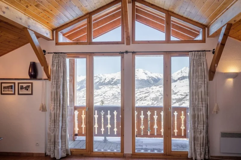 Slaapkamer met balkon en uitzicht op de bergen bij Villa Parcs Vallandry