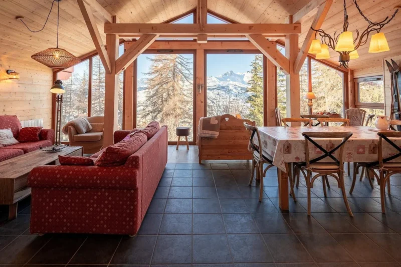 Woonkamer met hoge houten plafonds bij Villa Parcs Vallandry