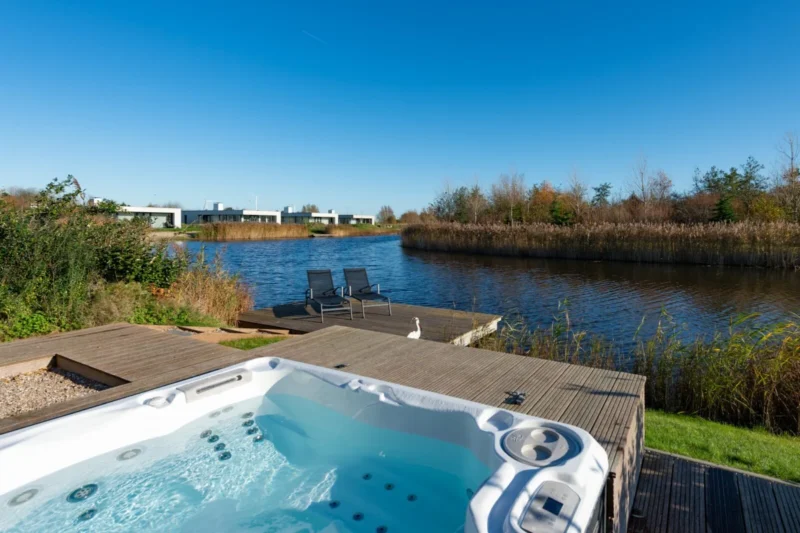Buitenjacuzzi bij een geselecteerde Z'ANDvilla aan het water