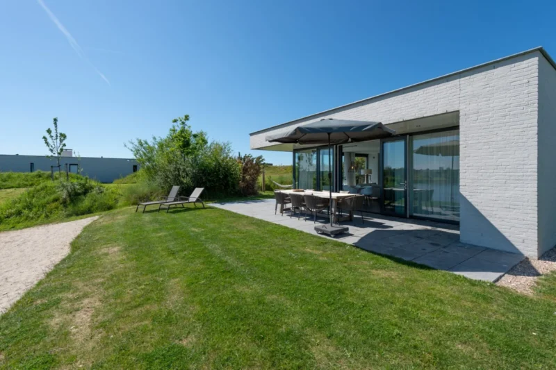 Ruim terras en tuin bij een Z'ANDvilla