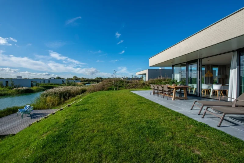 Terras van een Z'ANDvilla aan een waterpartij