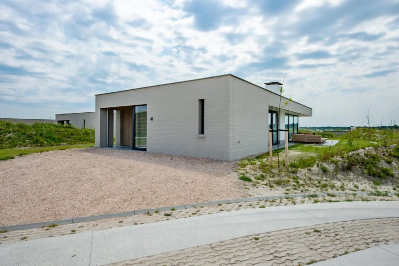 Z'ANDvilla op een verhoogd perceel tussen de duinen