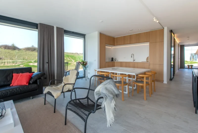 Lichte woonkamer en open keuken van een Z'ANDvilla
