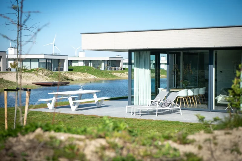 Terras en tuin van een Z'ANDvilla aan het water